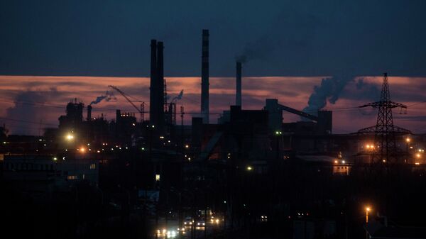 Smoke rises over the Azovstal steel factory in the sunset in Mariupol, eastern Ukraine, Wednesday, Feb. 25, 2015 - Sputnik International
