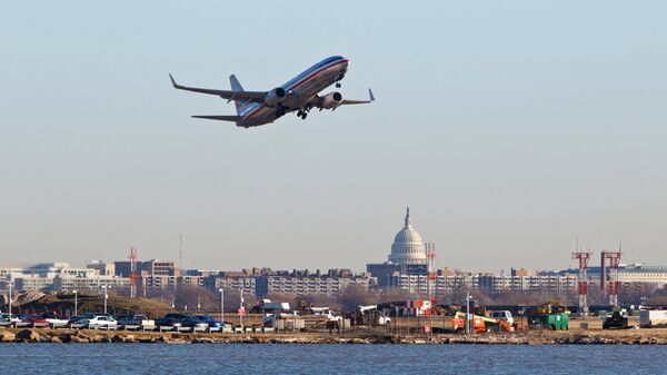 An American Airlines jet takes off from Reagan National Airport in Washington - Sputnik International