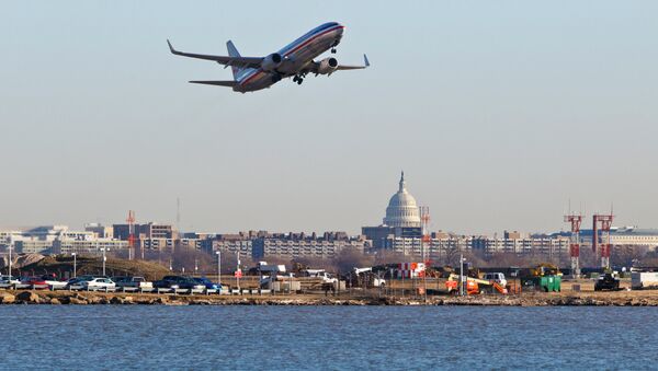 An American Airlines jet takes off from Reagan National Airport in Washington - Sputnik International