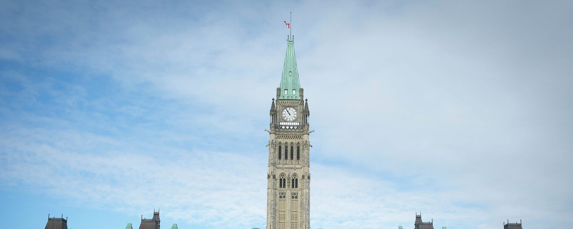 The Canadian Parliament is seen on October 23, 2014, in Ottawa, the day after multiple shootings in the capital city and Parliament buildings left a soldier dead and others wounded - Sputnik International, 1920, 26.04.2022
