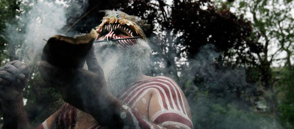 Aboriginal Ngarrindjeri elder Major Sumner from south Australia, in traditional costume, performs a ritual during a ceremony to mark the return of Australian indigenous people's remains back to their homeland, in a central London park - Sputnik International