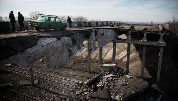 A car drives over a partially destroyed bridge on February 25, 2015 in Debaltseve, Ukraine - Sputnik International