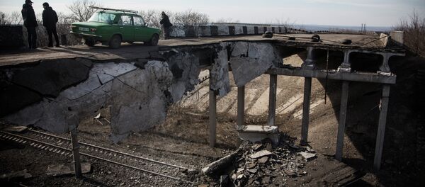 A car drives over a partially destroyed bridge on February 25, 2015 in Debaltseve, Ukraine - Sputnik International