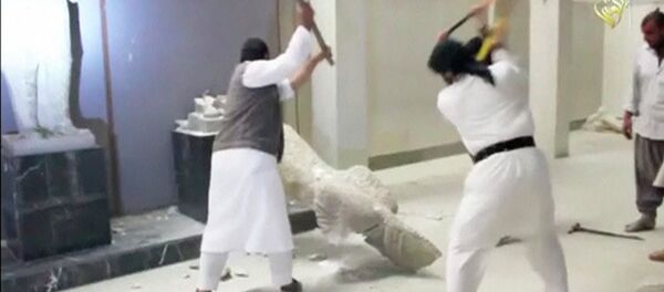 Men use sledgehammers on a toppled statue in a museum at a location said to be Mosul in this still image taken from an undated video. Men use sledgehammers on a toppled statue in a museum at a location said to be Mosul in this still image taken from an undated video. - Sputnik International