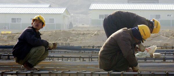 North Korean workers construct a factory in the Kaesong Industrial Complex, north of the inter-Korean border, North Korea (file photo) - Sputnik International