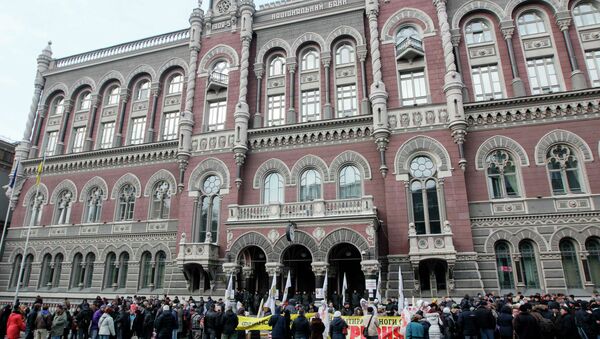 People demanding the resignation of the Ukraine's central bank chief Valeria Gontareva gather in front of the central bank office in Kiev - Sputnik International