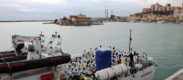 Migrants wait to disembark from an Italian Coast Guard ship after being rescued in Porto Empedocle, Sicily, southern Italy. Migrants wait to disembark from an Italian Coast Guard ship after being rescued in Porto Empedocle, Sicily, southern Italy. - Sputnik International