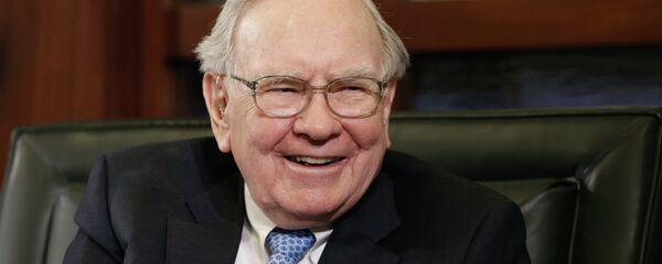 Berkshire Hathaway Chairman and CEO Warren Buffett laughs during an interview with Liz Claman on the Fox Business Network in Omaha, Neb., Monday, May 5, 2014. Berkshire Hathaway Chairman and CEO Warren Buffett laughs during an interview with Liz Claman on the Fox Business Network in Omaha, Neb., Monday, May 5, 2014. - Sputnik International