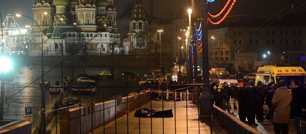 Police and medics surround the body of Boris Nemtsov, a leading opposition figure and former deputy prime minister, who was shot and killed near the Kremlin, Moscow in the early hours of Saturday, Feb. 28, 2015 - Sputnik International
