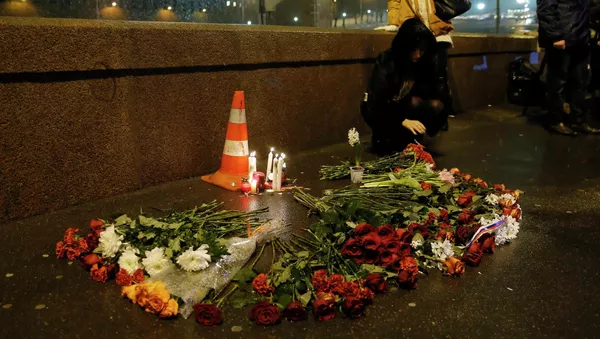 Flowers and candles are left at the place where Boris Nemtsov was shot dead, with the Kremlin walls and towers seen in the background, in central Moscow February 28, 2015. - Sputnik International