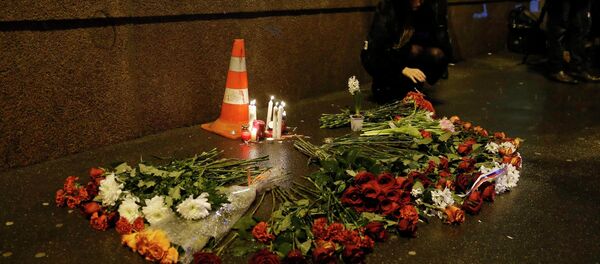 Flowers and candles are left at the place where Boris Nemtsov was shot dead, with the Kremlin walls and towers seen in the background, in central Moscow February 28, 2015. Flowers and candles are left at the place where Boris Nemtsov was shot dead, with the Kremlin walls and towers seen in the background, in central Moscow February 28, 2015. - Sputnik International