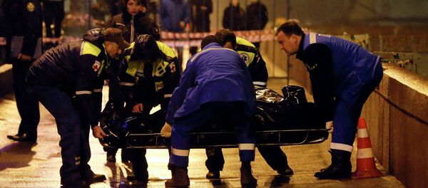 Medics lift the body of Boris Nemtsov, who was shot dead, in central Moscow February 28, 2015. - Sputnik International