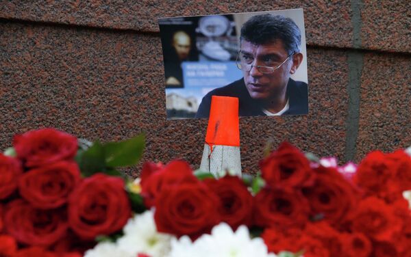 A photo and flowers are placed at the site where Boris Nemtsov was shot dead, near the Kremlin in central Moscow, February 28, 2015. - Sputnik International