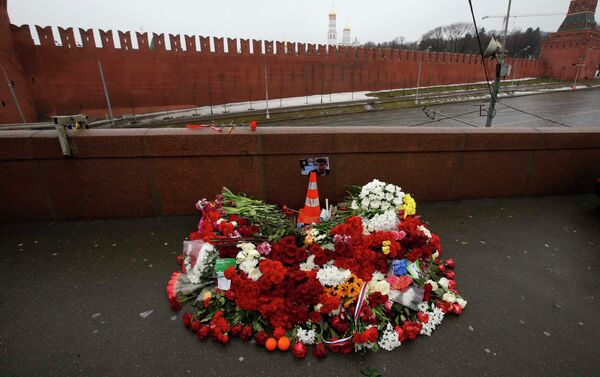 A photo, candles and flowers are placed at the site where Boris Nemtsov was shot dead, near the Kremlin in central Moscow, February 28, 2015. - Sputnik International