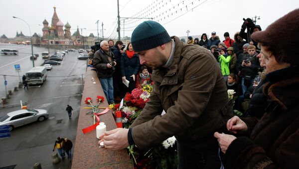 People visit the site where Boris Nemtsov was shot dead in central Moscow, February 28, 2015 - Sputnik International