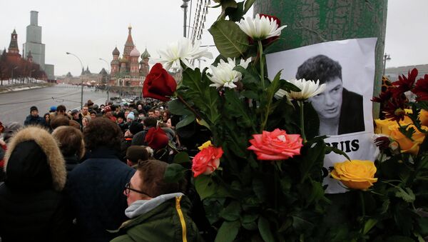 People gather at the site where Boris Nemtsov was recently murdered, with St. Basil's Cathedral and the Kremlin seen in the background, in central Moscow, February 28, 2015. - Sputnik International