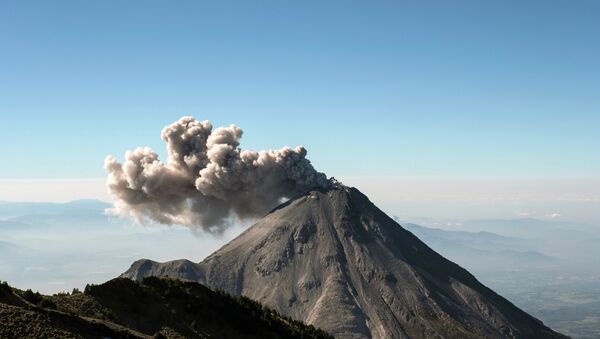 A large cloud of ash and steam rises from the crater of the Colima Volcano as seen from the civil protection observatory near Ciudad Guzman, Mexico - Sputnik International
