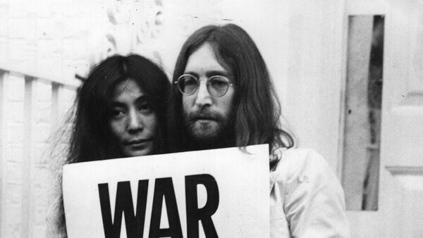 John Lennon and Yoko Ono campaigned against the Vietnam War. - Sputnik International