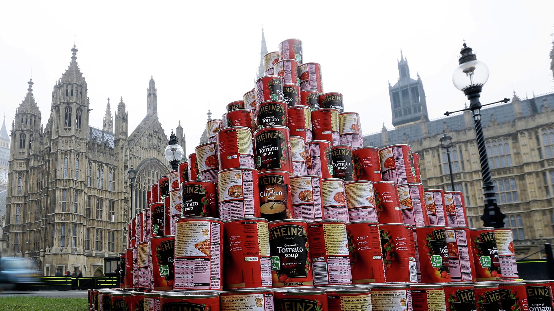 A pyramid of 468 cans of soup, which represents a seven-fold increase in the number of British people who make use of Food Banks since the current British coalition government came to power in 2010. - Sputnik International, 1920, 19.02.2023