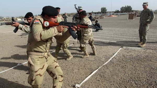 Trainers instruct Iraqi soldiers on approaching and clearing buildings at the Taji base complex, which is located north of the capital Baghdad, on January 7, 2015 - Sputnik International