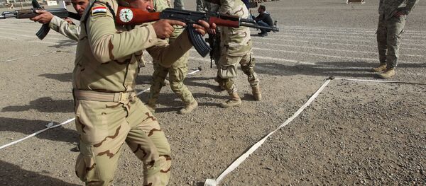 Trainers instruct Iraqi soldiers on approaching and clearing buildings at the Taji base complex, which is located north of the capital Baghdad, on January 7, 2015 - Sputnik International