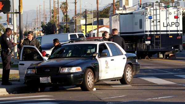 Los Angeles police officers investigate a shooting in South Central Los Angles on Monday, Dec. 29, 2014 - Sputnik International