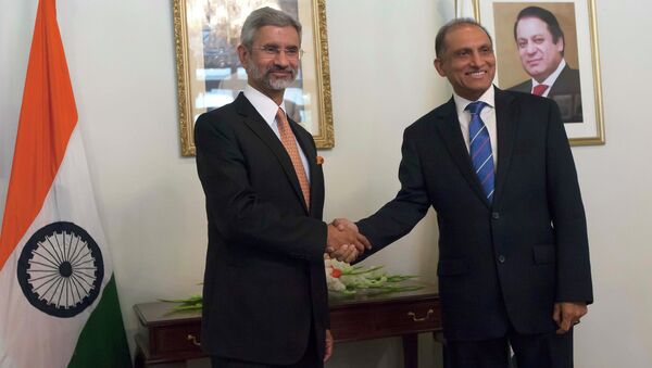 Pakistan's Foreign Secretary Aizaz Ahmad Chaudhry (R) shakes hands with his Indian counterpart Subrahmanyan Jaishankar before their meeting at the Foreign Ministry in Islamabad, March 3, 2015 - Sputnik International
