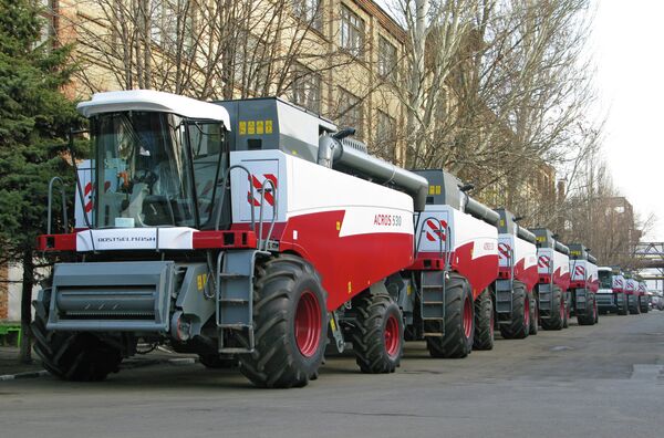 Rostselmash ACROS-500 grain harvesters, ready for export. - Sputnik International