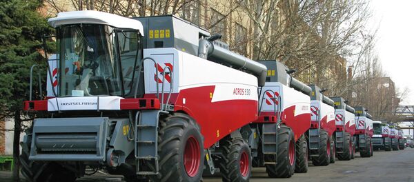 Rostselmash, among the world's largest agricultural equipment producers, has ambitious plans to increase its exports by 20 percent this year, noting that the devaluation of the ruble has increased the company's cost competitiveness. Pictured: ACROS-500 grain harvesters Rostselmash, among the world's largest agricultural equipment producers, has ambitious plans to increase its exports by 20 percent this year, noting that the devaluation of the ruble has increased the company's cost competitiveness. Pictured: ACROS-500 grain harvesters - Sputnik International