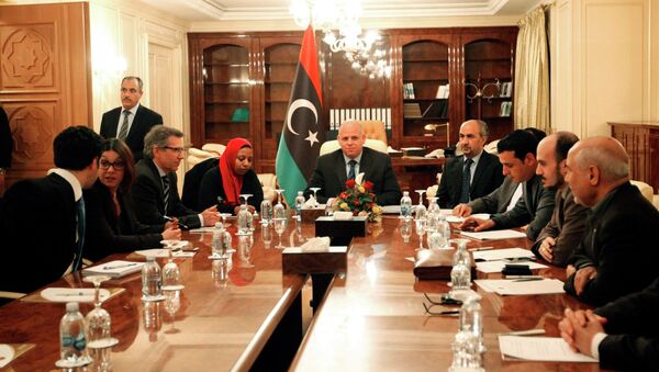 Bernardino Leon (3rd L), U.N. special envoy for Libya, attends a meeting with members of the Libyan General National Congress in Tripoli March 2, 2015 - Sputnik International