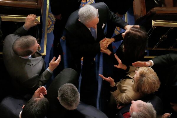Netanyahu shakes hands with an awed crowd. - Sputnik International