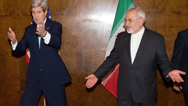 U.S. Secretary of State John Kerry (L) and his Iranian counterpart Mohammad Javad Zarif discuss seating arrangements for a meeting during a new round of nuclear negotiations in Montreux March 2, 2015 - Sputnik International