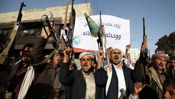 Followers of the Houthi movement shout slogans during a demonstration to show support to the movement, and rejecting foreign interferences in Yemen's internal affairs in Sanaa - Sputnik International