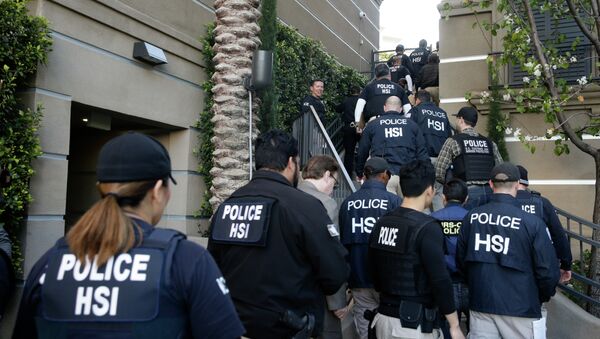 Federal agents enter an upscale apartment complex, Tuesday, March 3, 2015, in Irvine, Calif. - Sputnik International