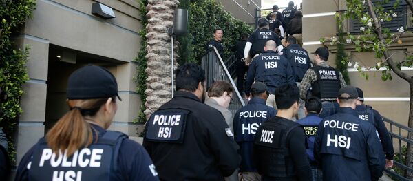 Federal agents enter an upscale apartment complex, Tuesday, March 3, 2015, in Irvine, Calif. Federal agents enter an upscale apartment complex, Tuesday, March 3, 2015, in Irvine, Calif. - Sputnik International
