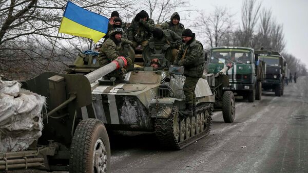 A convoy of Ukrainian armed forces including armoured personnel carriers, military vehicles and cannons prepare to move as they pull back from the Debaltseve region, in Paraskoviyvka, eastern Ukraine, February 26, 2015 - Sputnik International