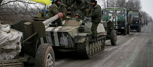 A convoy of Ukrainian armed forces including armoured personnel carriers, military vehicles and cannons prepare to move as they pull back from the Debaltseve region, in Paraskoviyvka, eastern Ukraine, February 26, 2015 - Sputnik International