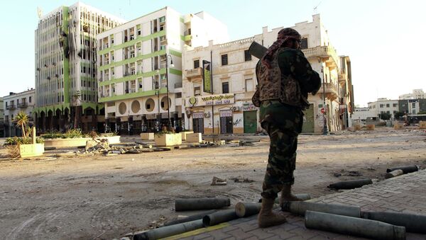 A Libyan soldier, loyal to Libya's internationally recognised government of Abdullah al-Thani and General Khalifa Haftar, patrols a street in the eastern coastal city of Benghazi on February 28, 2015 - Sputnik International