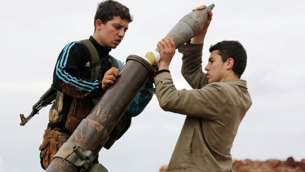 Members of al Qaeda's Nusra Front prepare to fire a mortar towards forces loyal to Syria's President Bashar al-Assad in al-Mallah farms, north of Aleppo, February 18, 2015 - Sputnik International