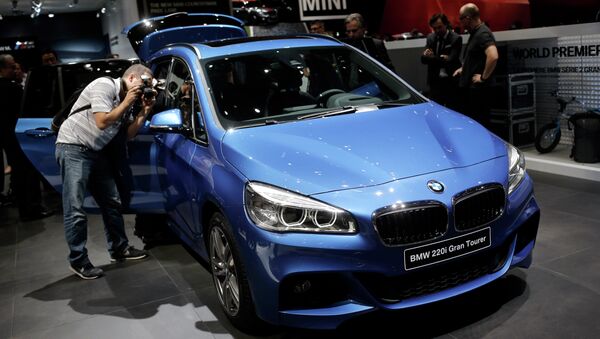 Journalists take pictures of the BMW 220i Gran Tourer during the first press day of the Geneva International Motor Show - Sputnik International