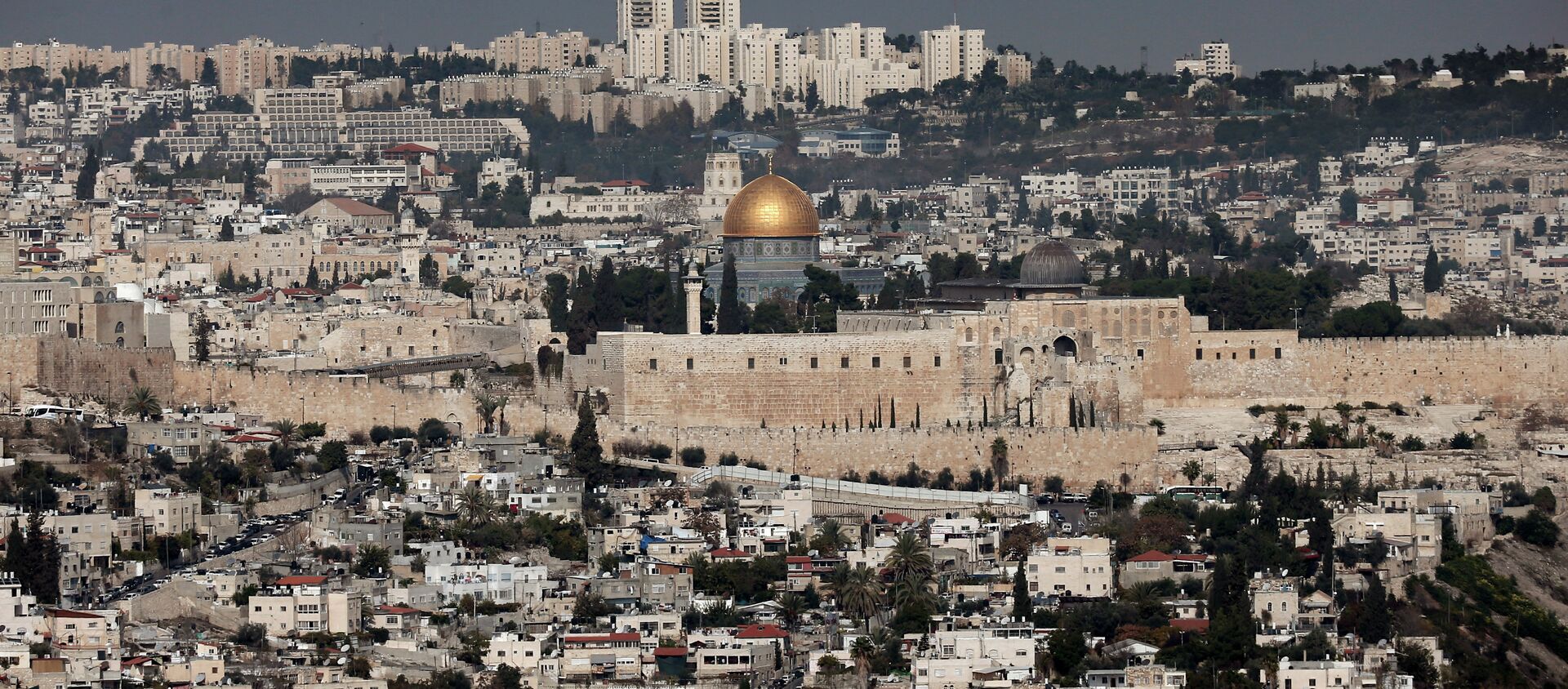 A general view shows the Dome of the Rock (C) and the Al-Aqsa mosques (R) in the Al-Aqsa mosque compound in Jerusalem's old city on November 21, 2014 - Sputnik International, 1920