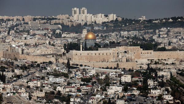 A general view shows the Dome of the Rock (C) and the Al-Aqsa mosques (R) in the Al-Aqsa mosque compound in Jerusalem's old city on November 21, 2014 - Sputnik International