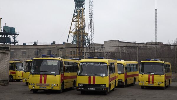 Emergency vehicles are pictured parked outside Zasyadko coal mine in Donetsk March 4, 2015 - Sputnik International