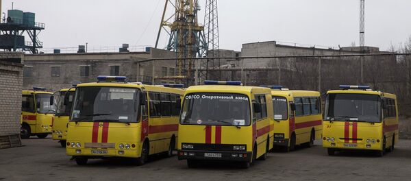 Emergency vehicles are pictured parked outside Zasyadko coal mine in Donetsk March 4, 2015 - Sputnik International
