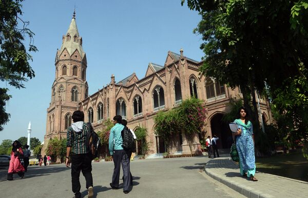 Pakistani students arrive at the government college university in Lahore Pakistani students arrive at the government college university in Lahore - Sputnik International