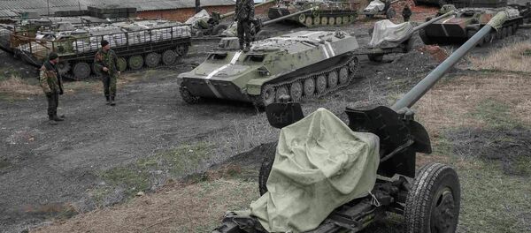 Ukrainian servicemen stand near armoured personnel carriers, military vehicles and cannons at their new position as they pull back from the Horlivka region, near Druzhkivka, eastern Ukraine, February 28, 2015 - Sputnik International