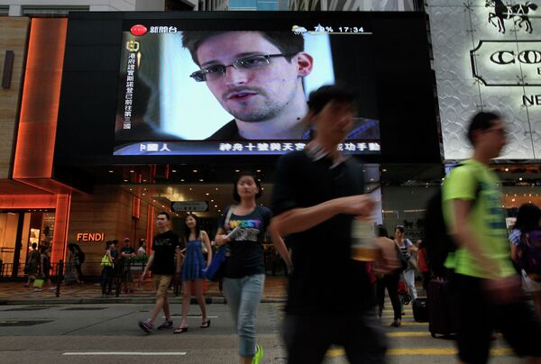 A TV screen at a shopping mall in Hong Kong shows a news report of former CIA employee and NSA whistleblower Edward Snowden. A TV screen at a shopping mall in Hong Kong shows a news report of former CIA employee and NSA whistleblower Edward Snowden. - Sputnik International