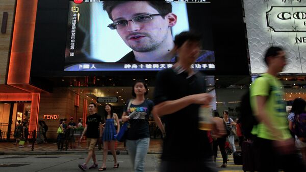 A TV screen at a shopping mall in Hong Kong shows a news report of former CIA employee and NSA whistleblower Edward Snowden. - Sputnik International