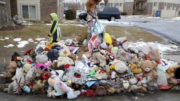 A boy walks past a memorial for Michael Brown, who was shot and killed by Ferguson, Mo., Police Officer Darren Wilson last summer, Tuesday, March 3, 2015, in Ferguson - Sputnik International