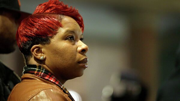 Lesley McSpadden, the mother of Michael Brown, prepares to speak to a crowd of supporters, Friday, Dec. 5, 2014, in Jefferson City, Mo - Sputnik International